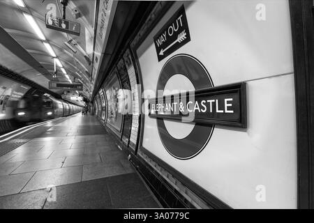 Die Londoner U-Bahn 1995 hält die Northern Line an der Station Elephant and Castle mit dem Bahnhofsschild und dem U-Bahn-Logo/Rundlauf auf Stockfoto
