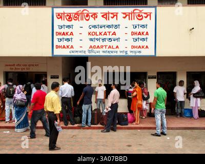 Passagiere warten am internationalen Busbahnhof Dhaka auf grenzüberschreitende Verbindungen nach Kalkutta und Agartala, die Bangladesch und Indien verbinden. Stockfoto