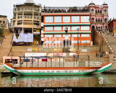 Moderne Bauten und urbane Spekulationen verändern Vijayanagaram Ghat in Varanasi und verändern die historische Flusslandschaft entlang des Ganges. Stockfoto