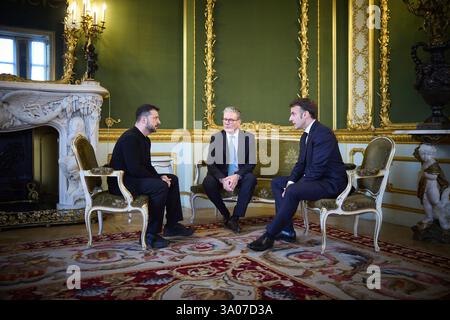London, Großbritannien. März 2025. (L-R) der ukrainische Präsident Wolodymyr Zelensky, der britische Premierminister Keir Starmer und der französische Präsident Emmanuel Macron treffen sich am 2. März 2025 im Lancaster House in London. Laut dem Büro des britischen Premierministers Keir Starmer kommen europäische Staats- und Regierungschefs heute zu Gesprächen nach London, um Maßnahmen gegen die Ukraine voranzutreiben. Der Gipfel schließt eine Woche intensiver Diplomatie für Gastgeber Starmer ab. Foto: Pressestelle des ukrainischen Präsidenten/UPI Credit: UPI/Alamy Live News Stockfoto