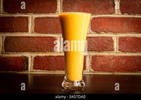 Mangolassi in einem Glas Stockfoto
