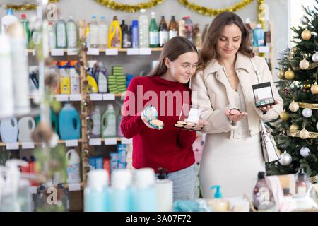 Mutter und Tochter kaufen Kosmetikprodukte im Weihnachtsgeschäft Stockfoto