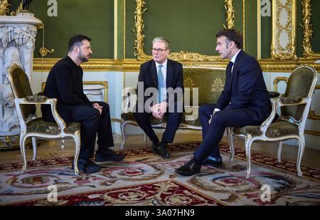London, Großbritannien. März 2025. (L-R) der ukrainische Präsident Wolodymyr Zelensky, der britische Premierminister Keir Starmer und der französische Präsident Emmanuel Macron treffen sich am 2. März 2025 im Lancaster House in London. Laut dem Büro des britischen Premierministers Keir Starmer kommen europäische Staats- und Regierungschefs heute zu Gesprächen nach London, um Maßnahmen gegen die Ukraine voranzutreiben. Der Gipfel schließt eine Woche intensiver Diplomatie für Gastgeber Starmer ab. Foto: Pressestelle des ukrainischen Präsidenten/UPI Credit: UPI/Alamy Live News Stockfoto