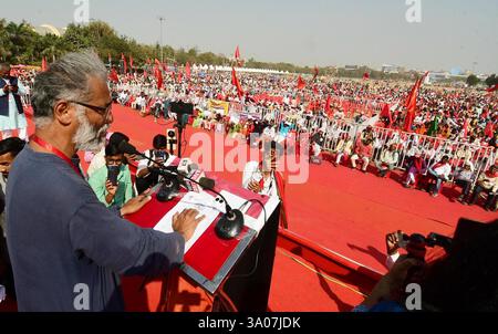 Patna, Indien. März 2025. PATNA, INDIEN - 2. MÄRZ: CPI-ML-Generalsekretär Dipankar Bhattacharya sprach während der „Badlo Bihar Mahajutan“-Kundgebung am 2. März 2025 in Gandhi Maidan in Patna, Indien. (Foto: Santosh Kumar/Hindustan Times/SIPA USA) Credit: SIPA USA/Alamy Live News Stockfoto