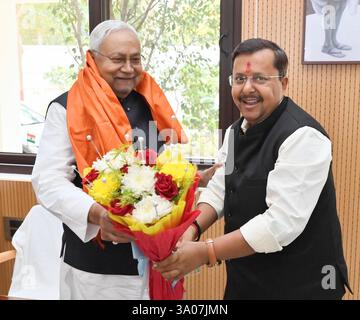 Patna, Indien. März 2025. PATNA, INDIEN - 1. MÄRZ: Bihar-Minister Nitin Navin wünscht 75 Bihar-Chef Nitish Kumar mit 1. Geburtstag, Anne Marg am 1. März 2025 in Patna, Indien. (Foto: Santosh Kumar/Hindustan Times/SIPA USA) Credit: SIPA USA/Alamy Live News Stockfoto