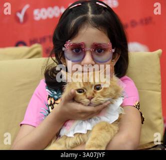Patna, Indien. März 2025. PATNA, INDIEN - 2. MÄRZ: Ein Mädchen mit ihrem Haustier während der Cat Show an der Bihar Animal Sciences University am 2. März 2025 in Patna, Indien. (Foto: Santosh Kumar/Hindustan Times/SIPA USA) Credit: SIPA USA/Alamy Live News Stockfoto