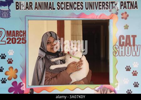 Patna, Indien. März 2025. PATNA, INDIEN - 2. MÄRZ: Ein Mädchen mit ihrem Haustier während der Cat Show an der Bihar Animal Sciences University am 2. März 2025 in Patna, Indien. (Foto: Santosh Kumar/Hindustan Times/SIPA USA) Credit: SIPA USA/Alamy Live News Stockfoto