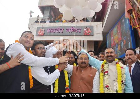 Patna, Indien. März 2025. PATNA, INDIEN - 1. MÄRZ: Bihar-Minister Ashok Choudhary fliegt Ballons zum 75. Geburtstag von Bihar-Chef Nitish Kumar in Mahavir Mandir am 1. März 2025 in Patna, Indien. (Foto: Santosh Kumar/Hindustan Times/SIPA USA) Credit: SIPA USA/Alamy Live News Stockfoto