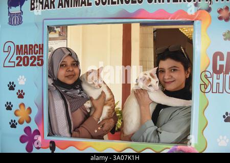 Patna, Indien. März 2025. PATNA, INDIEN - 2. MÄRZ: Mädchen mit ihren Haustieren während der Cat Show an der Bihar Animal Sciences University am 2. März 2025 in Patna, Indien. (Foto: Santosh Kumar/Hindustan Times/SIPA USA) Credit: SIPA USA/Alamy Live News Stockfoto