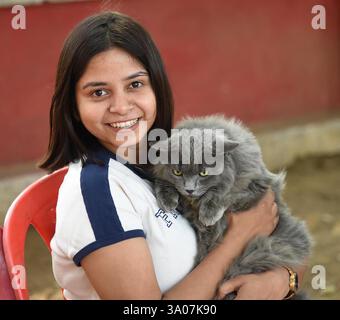Patna, Indien. März 2025. PATNA, INDIEN - 2. MÄRZ: Ein Mädchen mit ihrem Haustier während der Cat Show an der Bihar Animal Sciences University am 2. März 2025 in Patna, Indien. (Foto: Santosh Kumar/Hindustan Times/SIPA USA) Credit: SIPA USA/Alamy Live News Stockfoto