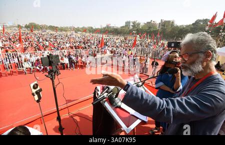 Patna, Indien. März 2025. PATNA, INDIEN - 2. MÄRZ: CPI-ML-Generalsekretär Dipankar Bhattacharya sprach während der „Badlo Bihar Mahajutan“-Kundgebung am 2. März 2025 in Gandhi Maidan in Patna, Indien. (Foto: Santosh Kumar/Hindustan Times/SIPA USA) Credit: SIPA USA/Alamy Live News Stockfoto