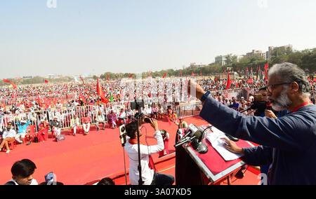 Patna, Indien. März 2025. PATNA, INDIEN - 2. MÄRZ: CPI-ML-Generalsekretär Dipankar Bhattacharya sprach während der „Badlo Bihar Mahajutan“-Kundgebung am 2. März 2025 in Gandhi Maidan in Patna, Indien. (Foto: Santosh Kumar/Hindustan Times/SIPA USA) Credit: SIPA USA/Alamy Live News Stockfoto