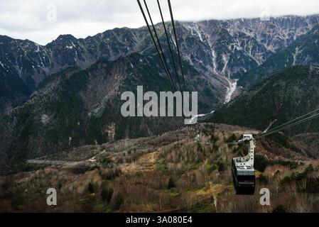 Blick von der Shinatoka Seilbahn in den Japanischen Alpen, Präfektur Gifu, Japan. Stockfoto