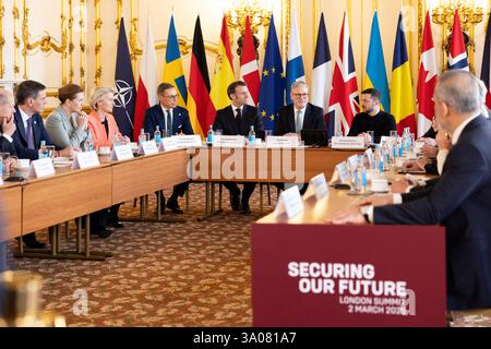 (250303) -- LONDON, 3. März 2025 (Xinhua) -- dieses Foto zeigt eine Szene während eines Verteidigungsgipfels in London, Großbritannien, 2. März 2025. Westliche Führer, darunter mehr als ein Dutzend europäische Staatsoberhäupter und kanadischer Premierminister Justin Trudeau, versammelten sich am Sonntag in London zum Verteidigungsgipfel, um nach einer Woche intensiver diplomatischer Gespräche einen Friedensplan für die Ukraine voranzubringen. Nach dem Sonntagsgipfel sagte der britische Premierminister Keir Starmer, dass sich die Staats- und Regierungschefs auf einen vier-Stufen-Plan zur Friedenssicherung in der Ukraine geeinigt hätten und dass Großbritannien der Ukraine erlauben werde, 1,6 Milliarden pou zu verwenden Stockfoto