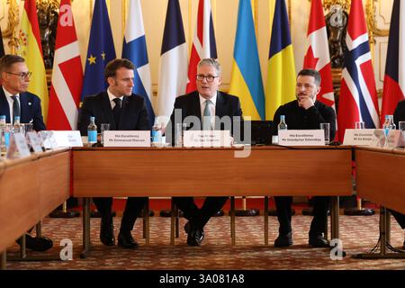 (250303) -- LONDON, 3. März 2025 (Xinhua) -- der britische Premierminister Keir Starmer (2. R), der französische Präsident Emmanuel Macron (2. L) und der ukrainische Präsident Wolodymyr Zelensky (1. R) nehmen am 2. März 2025 an einem Verteidigungsgipfel in London Teil. Westliche Führer, darunter mehr als ein Dutzend europäische Staatsoberhäupter und kanadischer Premierminister Justin Trudeau, versammelten sich am Sonntag in London zum Verteidigungsgipfel, um nach einer Woche intensiver diplomatischer Gespräche einen Friedensplan für die Ukraine voranzubringen. Nach dem Sonntagsgipfel sagte der britische Premierminister Keir Starmer, die Staats- und Regierungschefs hätten agr Stockfoto