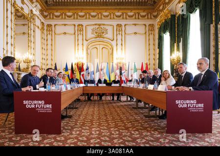 (250303) -- LONDON, 3. März 2025 (Xinhua) -- dieses Foto zeigt eine Szene während eines Verteidigungsgipfels in London, Großbritannien, 2. März 2025. Westliche Führer, darunter mehr als ein Dutzend europäische Staatsoberhäupter und kanadischer Premierminister Justin Trudeau, versammelten sich am Sonntag in London zum Verteidigungsgipfel, um nach einer Woche intensiver diplomatischer Gespräche einen Friedensplan für die Ukraine voranzubringen. Nach dem Sonntagsgipfel sagte der britische Premierminister Keir Starmer, dass sich die Staats- und Regierungschefs auf einen vier-Stufen-Plan zur Friedenssicherung in der Ukraine geeinigt hätten und dass Großbritannien der Ukraine erlauben werde, 1,6 Milliarden pou zu verwenden Stockfoto