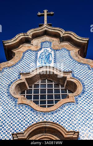 Verzierte Steinmetze und blaue Fliesen auf der Igreja de Santo António da Torre Velha - Ponte de Lima, Portugal Stockfoto