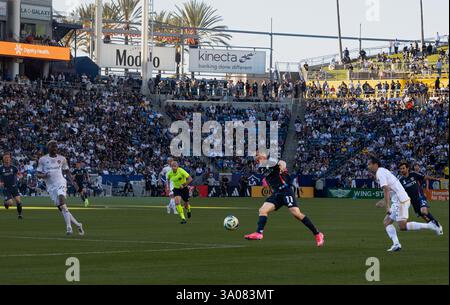 Los Angeles, KALIFORNIEN – 23. Februar 2025: Hirving „Chucky“ Lozano und Riqui Puig während des MLS-Spiels zwischen LA Galaxy und San Diego FC bei Dignity Health Stockfoto