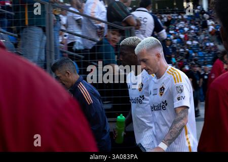 Los Angeles, KALIFORNIEN – 23. Februar 2025: Hirving „Chucky“ Lozano und Riqui Puig während des MLS-Spiels zwischen LA Galaxy und San Diego FC bei Dignity Health Stockfoto