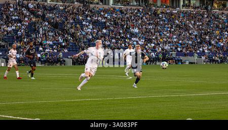Los Angeles, KALIFORNIEN – 23. Februar 2025: Hirving „Chucky“ Lozano und Riqui Puig während des MLS-Spiels zwischen LA Galaxy und San Diego FC bei Dignity Health Stockfoto