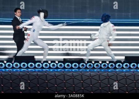 Hongkong, China.1. März 2025. Bei der Eröffnung des Kai Tak Sports Park am 1. März 2025 in Hongkong, China, treten die Goldmedaillengewinnerin der Olympischen Spiele Kong man Wai Vivian (L) und der Schauspieler Donnie Yen Ji-Dan (R) an. Der Kai Tak Sports Park wurde am 1. März in Hongkong eingeweiht und war die größte Sportanlage der Stadt für unzählige Mega-Events. Quelle: Hou Yu/China News Service/Alamy Live News Stockfoto