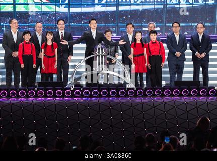 Hongkong, China.1. März 2025. Der Sänger und Schauspieler Andy Lau Tak-wah (C) nimmt am 1. März 2025 in Hongkong, China, an der Stareröffnungszeremonie des Kai Tak Sports Park Teil. Der Kai Tak Sports Park wurde am 1. März in Hongkong eingeweiht und war die größte Sportanlage der Stadt für unzählige Mega-Events. Quelle: Hou Yu/China News Service/Alamy Live News Stockfoto