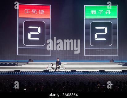 Hongkong, China.1. März 2025. Bei der Eröffnung des Kai Tak Sports Park am 1. März 2025 in Hongkong, China, treten die Goldmedaillengewinnerin der Olympischen Spiele Kong man Wai Vivian (L) und der Schauspieler Donnie Yen Ji-Dan (R) an. Der Kai Tak Sports Park wurde am 1. März in Hongkong eingeweiht und war die größte Sportanlage der Stadt für unzählige Mega-Events. Quelle: Hou Yu/China News Service/Alamy Live News Stockfoto