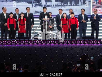 Hongkong, China.1. März 2025. Der Sänger und Schauspieler Andy Lau Tak-wah (C) nimmt am 1. März 2025 in Hongkong, China, an der Stareröffnungszeremonie des Kai Tak Sports Park Teil. Der Kai Tak Sports Park wurde am 1. März in Hongkong eingeweiht und war die größte Sportanlage der Stadt für unzählige Mega-Events. Quelle: Hou Yu/China News Service/Alamy Live News Stockfoto