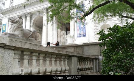 New York City, Vereinigte Staaten - 13. September 2023: Manhattan Midtown Bryant Park. Architektur des öffentlichen Bibliotheksgebäudes, 42 Straße und 5th Fifth 5 Avenue. Wahrzeichen der USA. Fassade und Löwenskulptur. Stockfoto