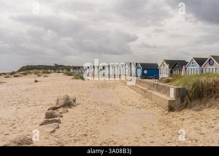 Mudeford Sandbank, Dorset, England, Großbritannien - 27. September 2022: Blick auf die Strandhütten und den Strand Stockfoto