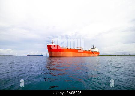 Industrieschiff vor Anker auf offener See. Offshore-Frachtschiff schwimmt auf ruhigen Gewässern des Ozeans. Offshore-Versorgungsschiff wartet auf Betrieb im offenen Wasser Stockfoto