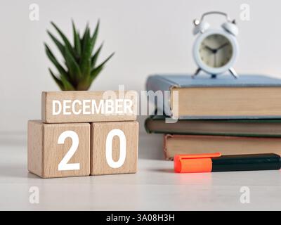 Hölzerner Kalender mit Datum vom 20. Dezember, Erinnerung an den internationalen Tag der menschlichen Solidarität. Stockfoto