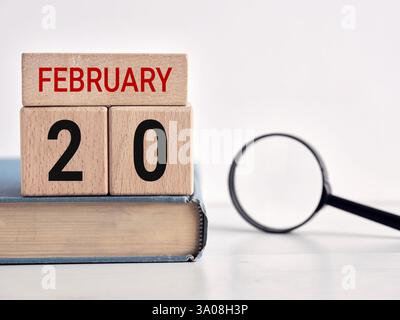 Holzkalender mit dem Datum 20. Februar, Erinnerung an den Welttag der sozialen Gerechtigkeit. Stockfoto