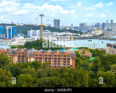 Panoramablick auf Sentosa City, Hafen und Wolkenkratzer mit üppiger Umgebung, Resorts World Sentosa, Singapur Stockfoto