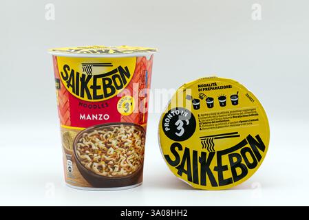 Saikebon Manzo Instant Nudelbecher. Italienische Verpackung isoliert auf weißem Hintergrund. Stockfoto