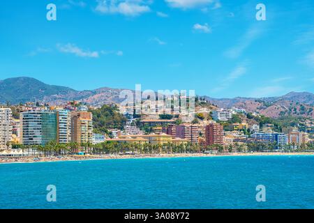 Blick auf die lange Küste von Malaga vom Meer aus. Andalusien, Spanien Stockfoto