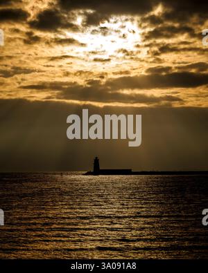 Dramatischer Sonnenaufgang Über Dem Poolbeg Lighthouse, Dublin Bay Stockfoto