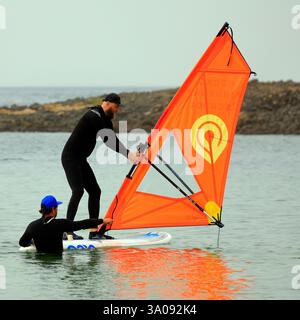 Windsurfunterricht in El Cotillo, Fuerteventura. Aufgenommen Im Dezember 2024. Winter Stockfoto