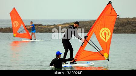 Windsurfunterricht in El Cotillo, Fuerteventura. Aufgenommen Im Dezember 2024. Winter Stockfoto