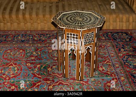 Ottoman-Couchtisch mit Perlmutt-Einlage auf IT Stockfoto