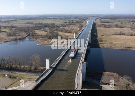 Lastkahn am Magdeburger Wasserstraßenkreuz, Mittellandkanal überquert Elbe in Trogbrücke, längste Kanalbrücke Europas, Luftsicht, Hohenwarthe, Sachsen Stockfoto