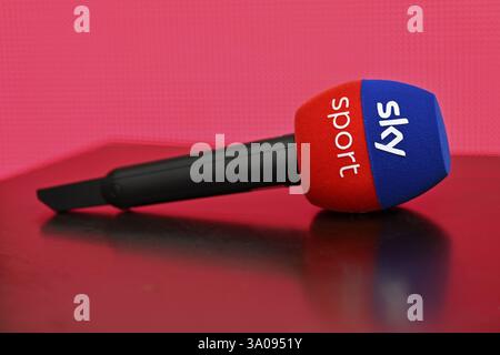 Nahaufnahme, Mikrofon, Mikrofon, HIMMEL, Logo, roter Hintergrund, auf dem Tisch liegend, Reflexion, Voith-Arena, Heidenheim, Baden-Württemberg, Deutschland, Europa Stockfoto