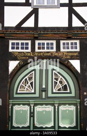 Schöne Tür in einem Fachwerkhaus im historischen Zentrum von Lippstadt, Nordrhein-Westfalen, Deutschland, Europa Stockfoto