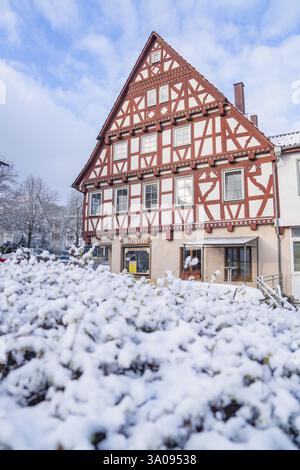 Schönes Fachwerkhaus im Winter vor blauem Himmel, Aidlingen, Boeblingen Bezirk, Deutschland, Europa Stockfoto