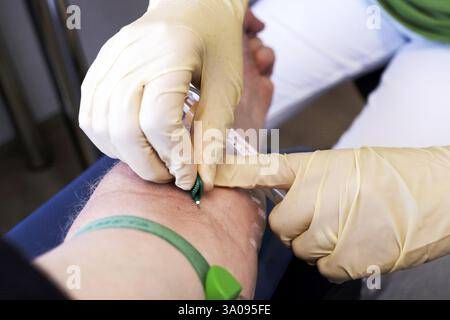 Blutentnahme im Krankenhaus, Blutspende, Blutspender, Blutspende, Blutwerte, Gesundheitscheck, Chirurgie des Arztes, Labortest, Cholesterin, c Stockfoto