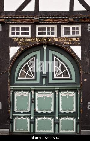 Schöne Tür in einem Fachwerkhaus im historischen Zentrum von Lippstadt, Nordrhein-Westfalen, Deutschland, Europa Stockfoto