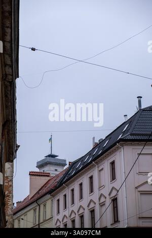 Historische Gebäude und moderner Turm im Stadtbild Stockfoto