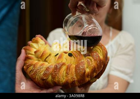 Serbischer slava-Kuchen mit Rotwein übergossen, heilige religiöse Zeremonie Stockfoto