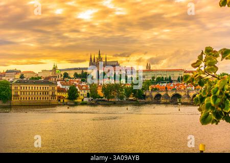 Ein atemberaubender Blick auf die Moldau in Prag, Tschechische Republik, mit der berühmten Prager Burg und der Kathedrale im Hintergrund Stockfoto