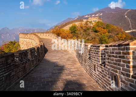 Große Mauer von China, berühmtes Wahrzeichen in der Herbstlandschaft Stockfoto